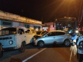Carambola en el Centro de Mérida: conductor se pasa el alto y es impactado por un Va y Ven