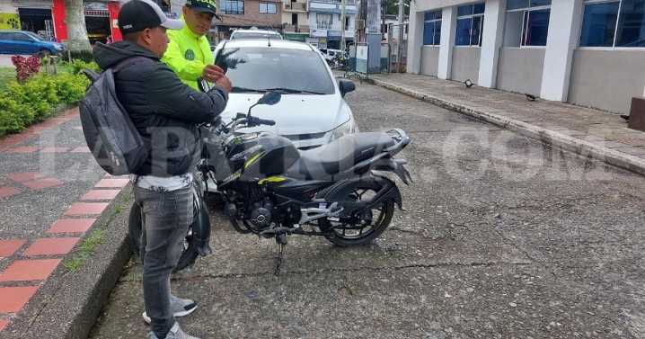 Sijín de Caldas recupera motocicleta robada después de engaño a su propietario en estado de embriaguez