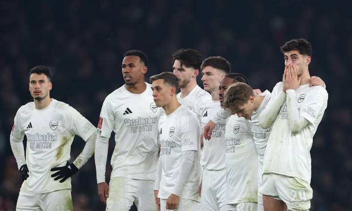 Arsenal hit with £500k suspended fine over Manchester United rule breach