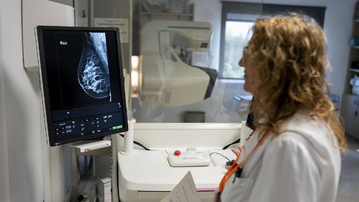 Más de 50 mujeres afectadas por errores en cribados de cáncer de mama en Andalucía