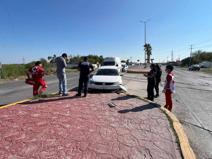 Movilización de Emergencia en Laguna Patos por Incidente con Volkswagen Jetta Blanco de Durango