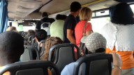 Viajar de pie en los autobuses interurbanos, una práctica dudosa amparada por la ley
