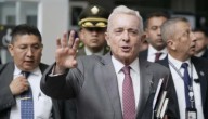 Condenan a siete años de prisión por soborno a exabogado del expresidente colombiano Álvaro Uribe