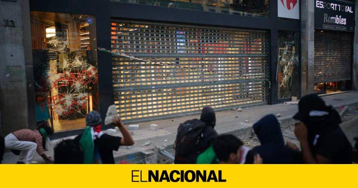 Cargas contra un grupo de manifestantes pro Palestina que han causado destrozos en el centro de Barcelona