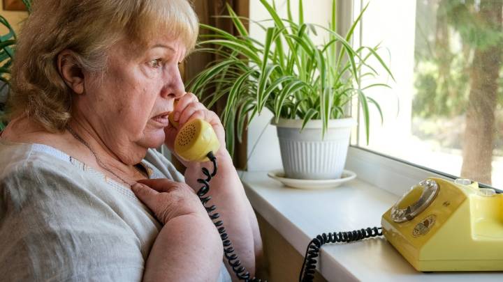 Gana $1 millón en la lotería tras responder una llamada que parecía estafa