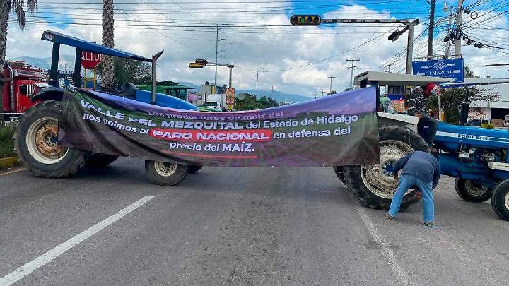 Campesinos de Hidalgo se unen a paro nacional; bloquean carreteras para exigir pago justo del maíz