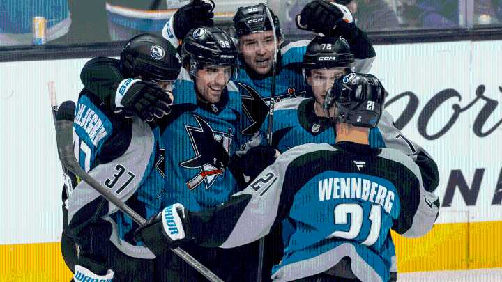 Sharks score 3 straight to open 1st period, cruise past Devils