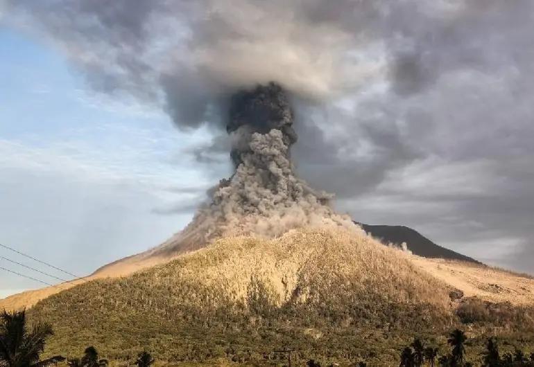 Volcán Lewotobi lanza fumarola de 10 kilómetros; alerta roja en Indonesia