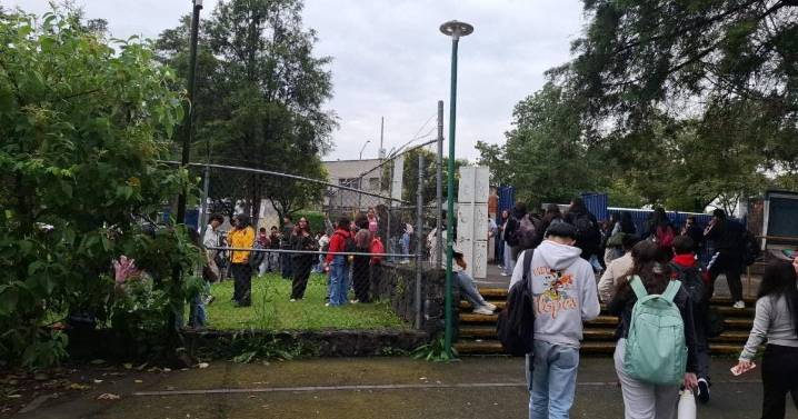 Evacúan Facultad de Ciencias Políticas y Sociales de la UNAM, tras amenaza de bomba