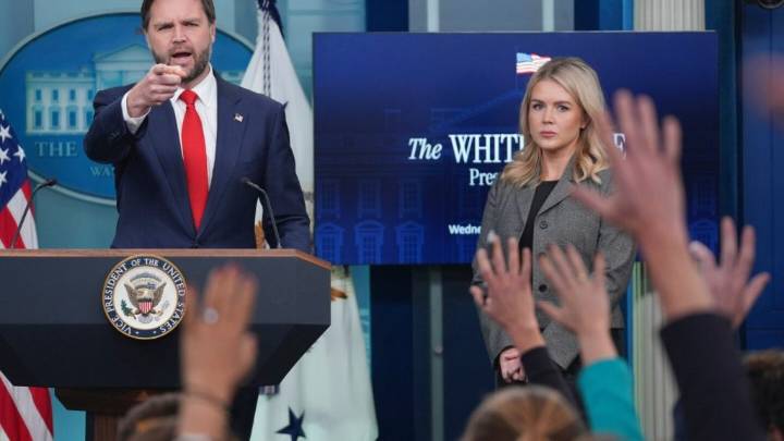 Both parties blame each other on 1st day of government shutdown as tourist sites close