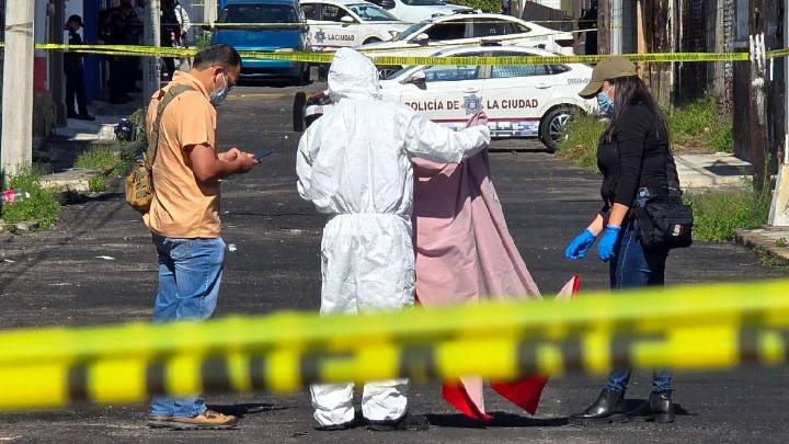 Desde una camioneta abandonaron cadáver de mujer en barrio del Carmen en Puebla; indigente no la mató