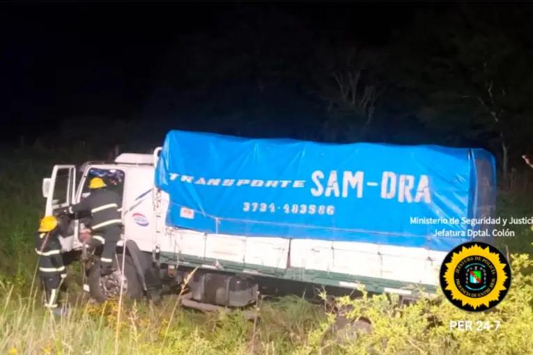 Un camión perdió el control al esquivar un ciervo en la autovía Artigas