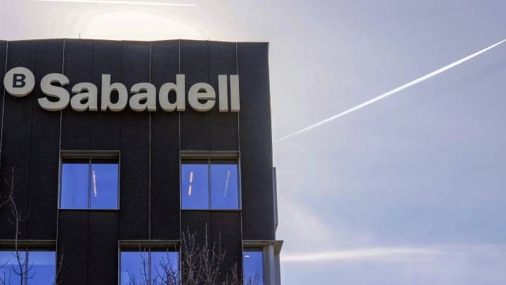 Los clientes del Sabadell, la clave de que la opa haya sido un fracaso para el BBVA
