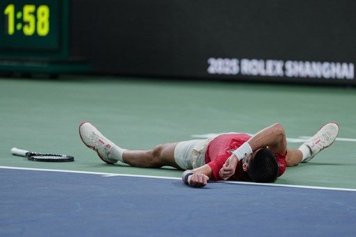 Djokovic overcomes fatigue and humidity to reach Shanghai quarterfinals
