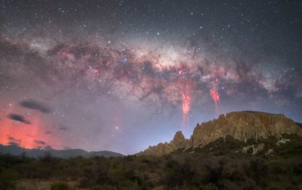 Echa un vistazo a las inusuales fotos de un rayo rojo en Nueva Zelanda