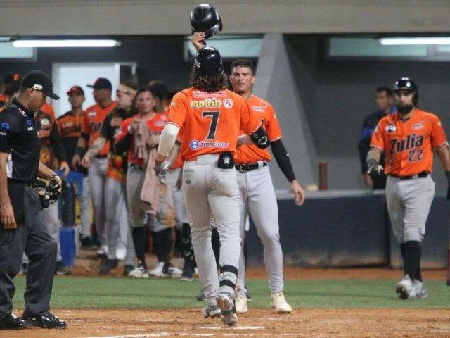 Águilas impuso mejor pitcheo y oportuno bateo para vencer a Cardenales en su sede