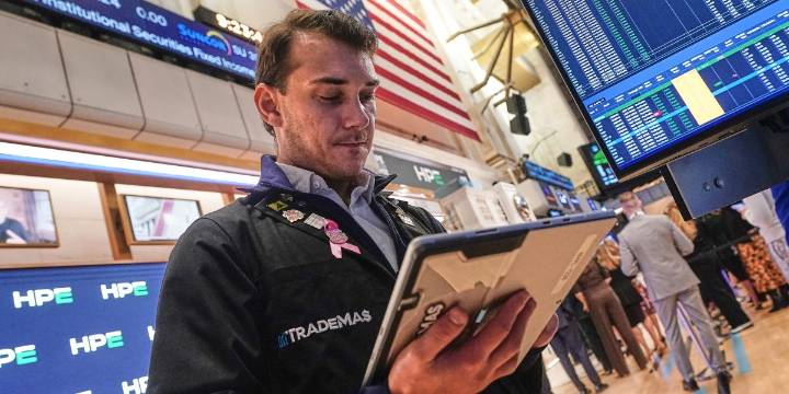 U.S. stocks fall as midsized bank earnings worry traders about underlying state of the economy