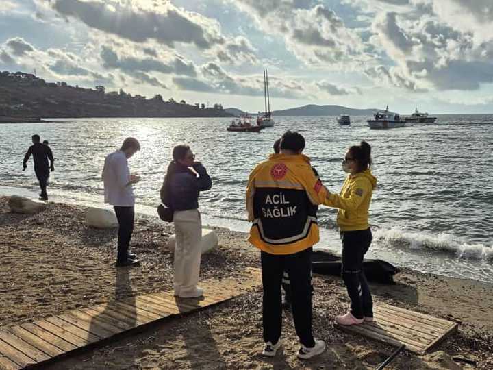 Refugee boat sinks off western Turkiye, killing at least 14