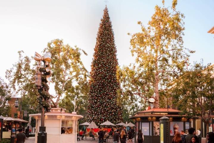 100-foot tall Christmas tree arrives at The Grove