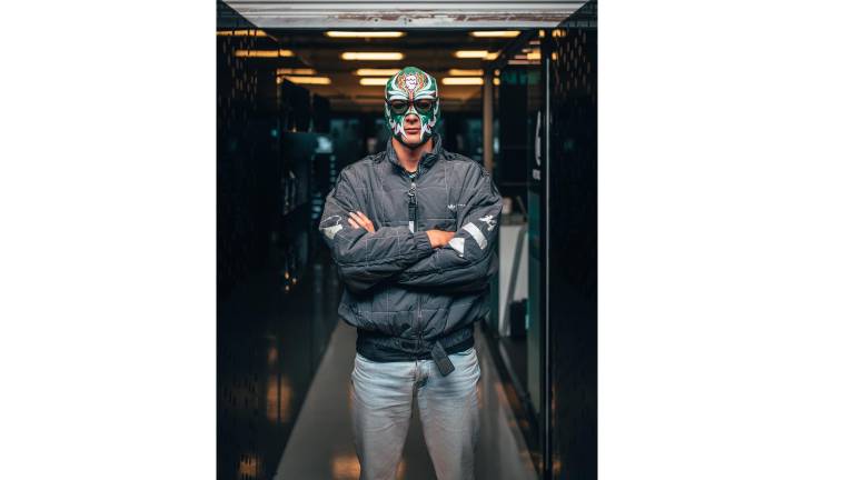 George Russell se disfraza de luchador y vive la Práctica 1 del GP de México desde la grada