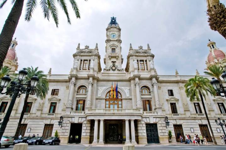 Valencia refuerza la inspección y clausura más de 1.000 apartamentos turísticos ilegales