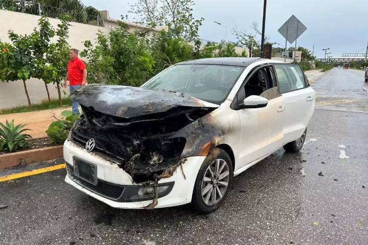Automóvil se incendia en la carretera federal 307 y genera movilización de cuerpos de emergencia