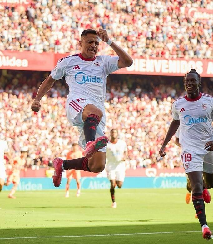 Sevilla goleó al Barcelona 4-1 y lo bajó del liderato de la Liga de España que ahora és del Real Madrid