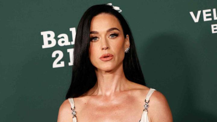 Lluvia de críticas a Katy Perry por arrojar su pastel de cumpleaños al suelo: sus bailarines tuvieron que comer del piso