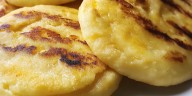 Colombiano conquista a extranjeros en Canadá con su preparación de una receta típica