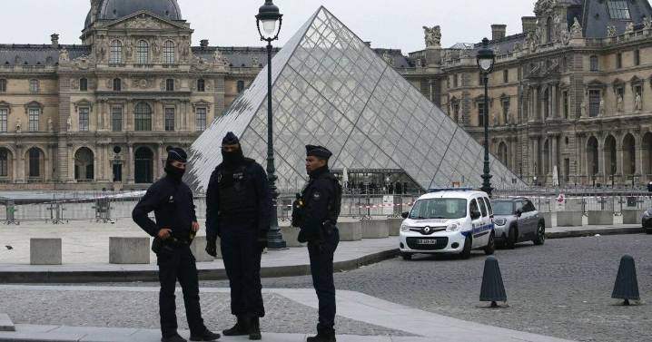 Un comando encapuchado roba joyas del museo del Louvre a plena luz del día