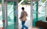 ¿Cómo funcionan las puertas que se abren automáticamente?
