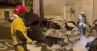 Un incendio en un vehículo eléctrico aparcado en el Vivero afecta a tres coches y a la fachada de un local