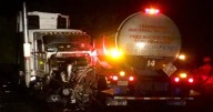 Pipa con combustible choca contra tráiler y desata emergencia en carretera de Jalisco
