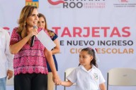 Refuerza Mara Lezama apoyo a educación en Cozumel al entregar tarjetas bancarias del Programa de Becas de la FPMC