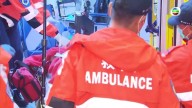 Un avión de carga se sale de la pista de Hong Kong y cae al mar durante el aterrizaje, matando a dos personas