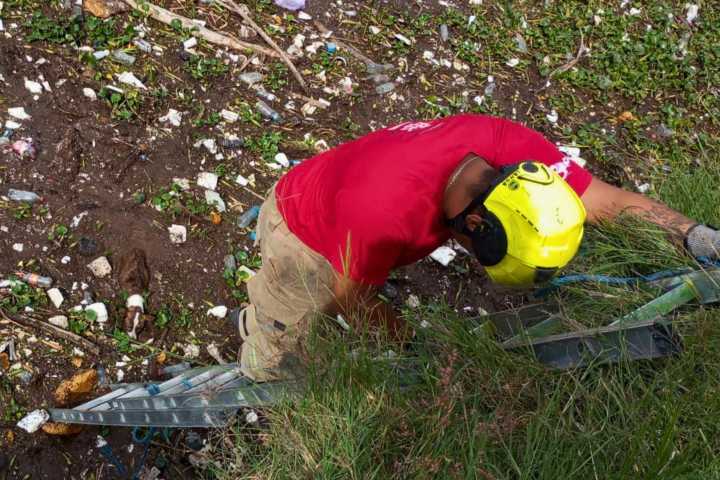 Bomberos rescatan a perrito que cayó al Arroyo Seco