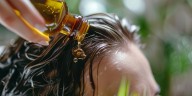 Agua de cúrcuma para un cabello sin caspa, grasa y prevenir el daño: cómo prepararla con ingredientes de cocina