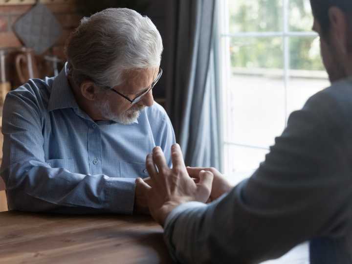 Qué significa que una persona desvíe la mirada al hablar