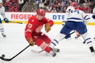 Raymond’s 100th career goal lifts Red Wings past Maple Leafs, 6