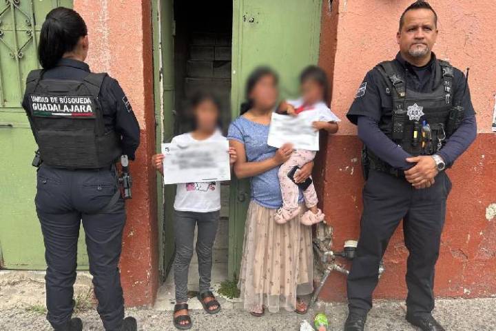 Policía localiza a dos menores extraviadas; las reúne con su madre
