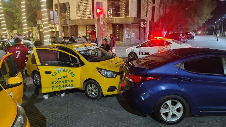 Conductor ebrio choca a taxi al intentar huir en reversa de policías en Paseo Morelos de Torreón