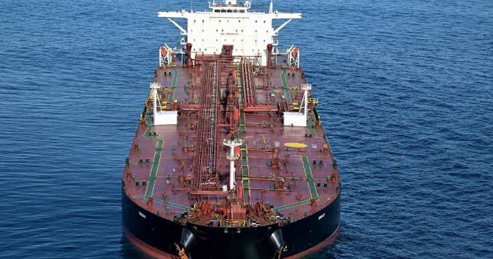 Francia detiene a dos ocupantes de un petrolero que servía de plataforma de lanzamiento de drones