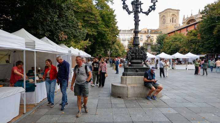 Granada da la bienvenida al Puente de la Hispanidad con la VII Feria de Oficios Artesanos