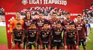 En homenaje al Señor de los Milagros: Universitario estrena camiseta ante Juan Pablo II en el Monumental