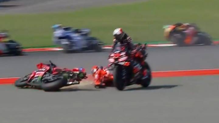 Tremenda caída de Marc Márquez tras ser 'arrollado' por Bezzecchi: ¡lesionado una semana después de ganar el Mundial!
