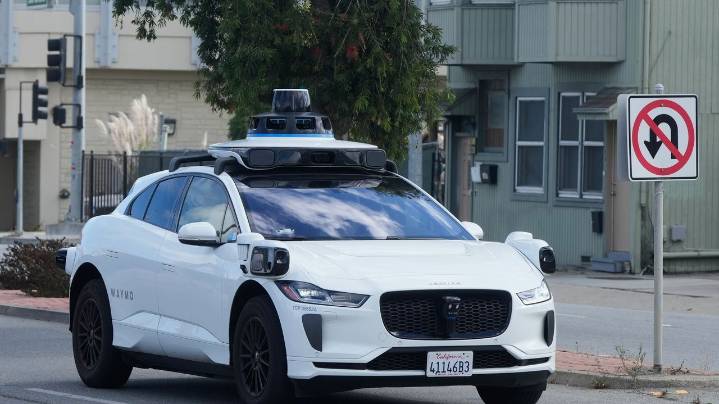 California police pull over a self-driving Waymo for an illegal U
