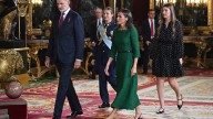 Los Reyes saludan a los alcaldes de la DANA en la recepción en el Palacio Real