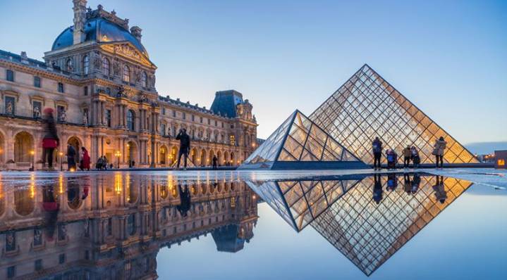 France’s Louvre Museum closes after theft