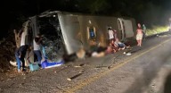 Autobús turístico choca tras falla en frenos en Brasil; suman 17 muertos