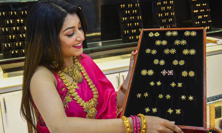 Chennai gold price plunges by Rs 1,120, sovereign costs Rs 91,200 on Oct 24 evening